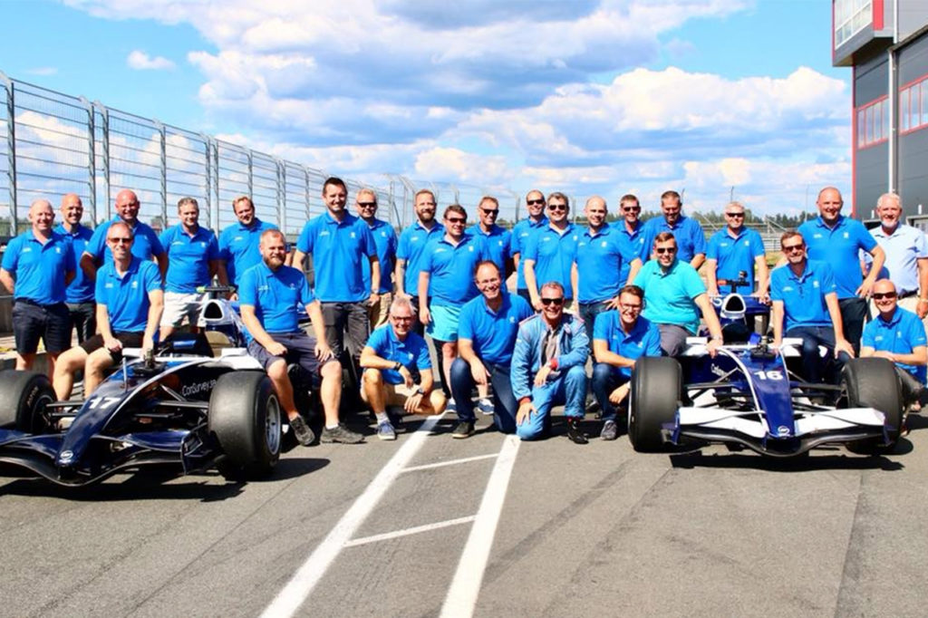 Glada kunder efter körning med formel 1 bil på Anderstorp Raceway