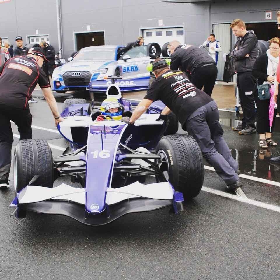 Kund gör sig redo för åkning av Formel 1 bilen Mod Williams FW29